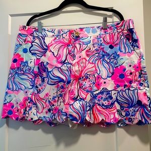 NWT short skirt, with pockets. Never worn- has tags. Size 16. True to size.